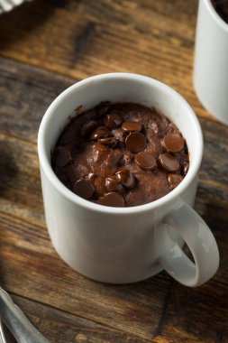 Ev yapımı çikolatalı mikrodalga kupa Brownie yemeye hazır.