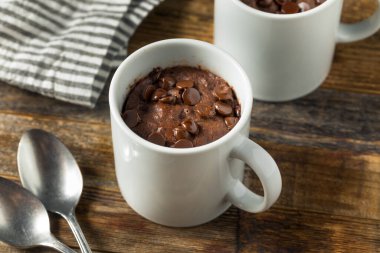 Ev yapımı çikolatalı mikrodalga kupa Brownie yemeye hazır.