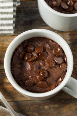 Ev yapımı çikolatalı mikrodalga kupa Brownie yemeye hazır.