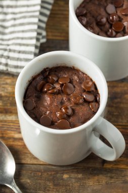 Ev yapımı çikolatalı mikrodalga kupa Brownie yemeye hazır.
