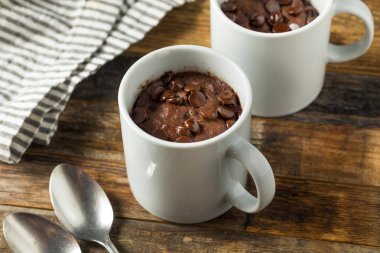 Ev yapımı çikolatalı mikrodalga kupa Brownie yemeye hazır.