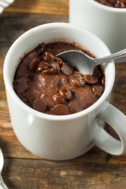 Ev yapımı çikolatalı mikrodalga kupa Brownie yemeye hazır.
