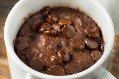 Ev yapımı çikolatalı mikrodalga kupa Brownie yemeye hazır.