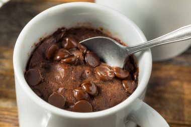 Ev yapımı çikolatalı mikrodalga kupa Brownie yemeye hazır.