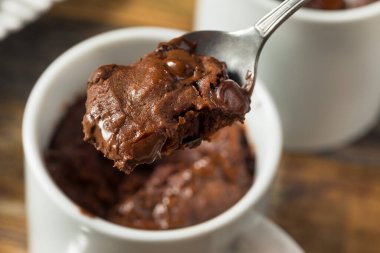 Ev yapımı çikolatalı mikrodalga kupa Brownie yemeye hazır.