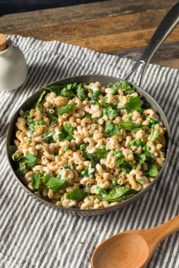 Bezelye ıspanaklı ve fesleğenli ev yapımı makarna ve peynir.