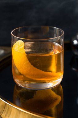 İçkili Bourbon Fancy Bitters ve Orange 'lı Beleş Kokteyl