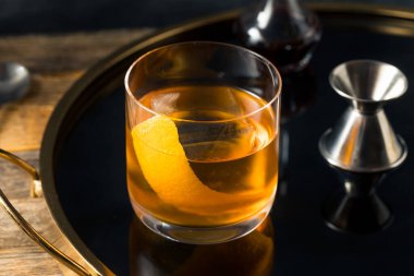 İçkili Bourbon Fancy Bitters ve Orange 'lı Beleş Kokteyl