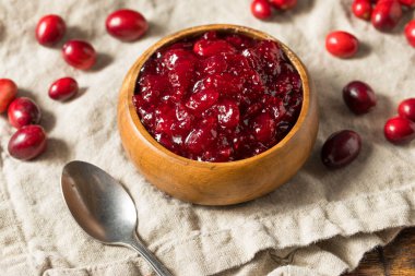 Kırmızı organik tatlı kızılcık sosu kasede