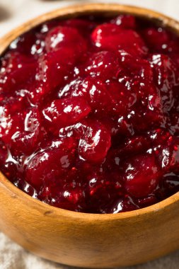 Kırmızı organik tatlı kızılcık sosu kasede