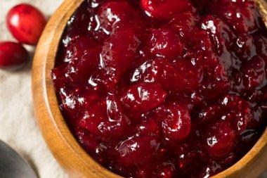 Kırmızı organik tatlı kızılcık sosu kasede