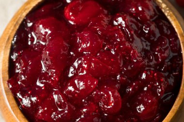 Kırmızı organik tatlı kızılcık sosu kasede