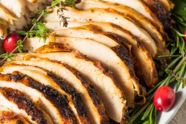 Ev yapımı Şükran Günü hindi tabağı. Sos sosu ve patates püresi ile birlikte.