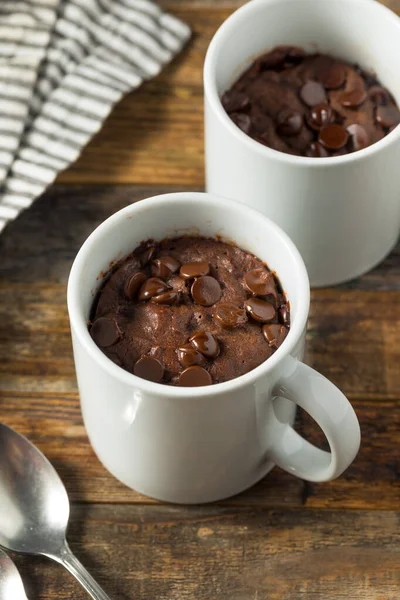 Ev yapımı çikolatalı mikrodalga kupa Brownie yemeye hazır.