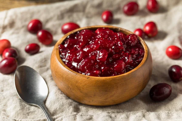 碗中的红色有机甜红莓酱 — 图库照片