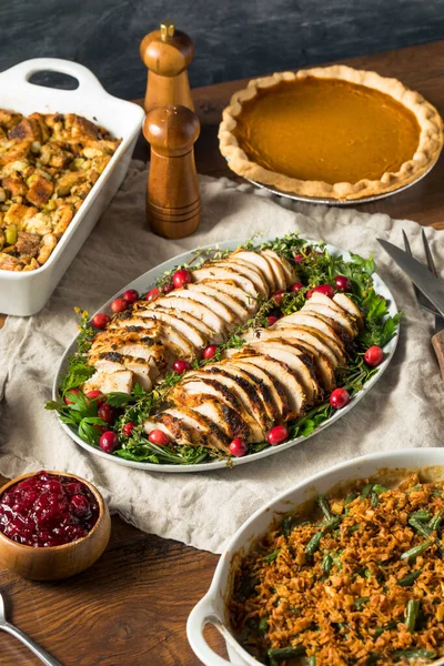 土司制作的感恩节火鸡套餐 里面塞满了肉汁豆和土豆泥 — 图库照片