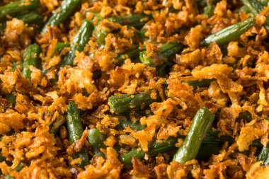 Ev yapımı Şükran Günü mantar ve soğanlı yeşil fasulye güveci