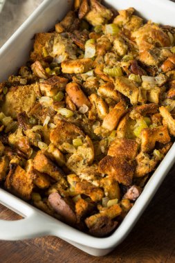 Ev yapımı Şükran Günü hindisi. Sage Soğan ve Kereviz ile doldurulmuş.