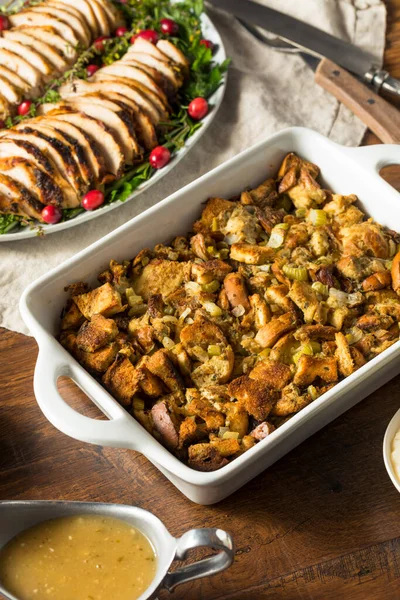 Buatan Sendiri Thanksgiving Turki Stuffing Dengan Sage Onion Dan Celery — Stok Foto