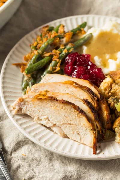 自家製感謝祭クランベリー詰めジャガイモと豆とトルコプレート — ストック写真