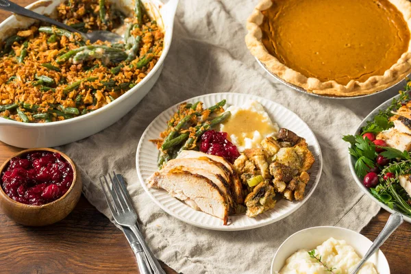 自家製感謝祭クランベリー詰めジャガイモと豆とトルコプレート — ストック写真