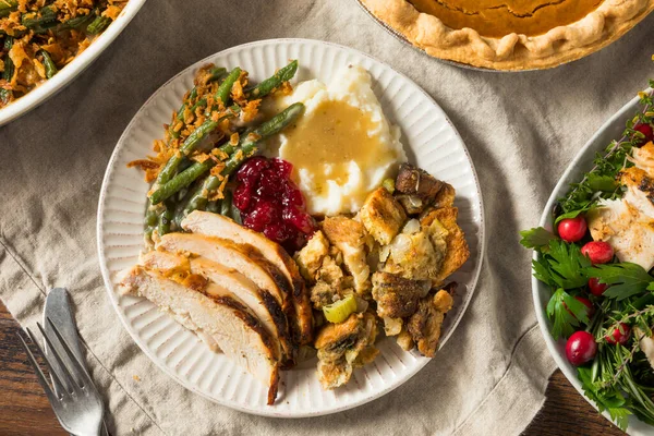 Zelfgemaakte Thanksgiving Turkije Plaat Met Cranberry Vulling Aardappelen Bonen — Stockfoto