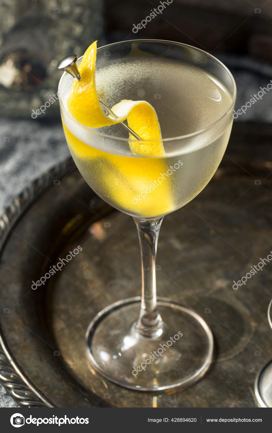 Martini Ginebra Seca Con Limón Vermú: fotografía de stock | Depositphotos