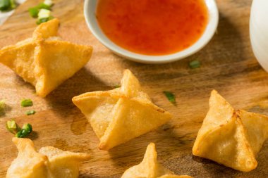 Ev yapımı kızarmış yengeç soslu Rangoon Wontons.