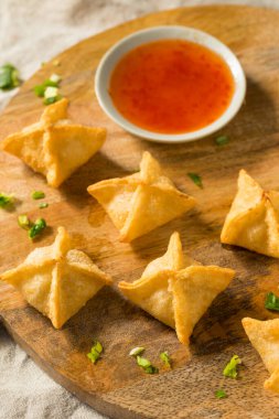 Ev yapımı kızarmış yengeç soslu Rangoon Wontons.