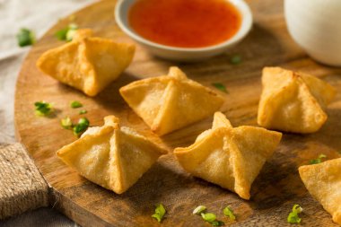 Ev yapımı kızarmış yengeç soslu Rangoon Wontons.