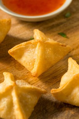 Ev yapımı kızarmış yengeç soslu Rangoon Wontons.