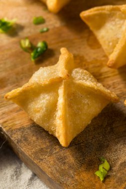 Ev yapımı kızarmış yengeç soslu Rangoon Wontons.