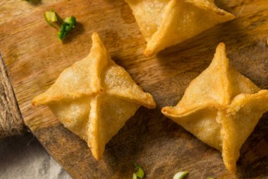 Ev yapımı kızarmış yengeç soslu Rangoon Wontons.