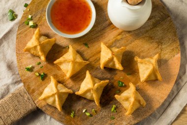 Ev yapımı kızarmış yengeç soslu Rangoon Wontons.