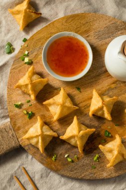 Ev yapımı kızarmış yengeç soslu Rangoon Wontons.