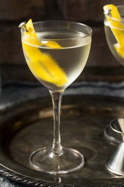 Vermutlu limonlu sek cin martini.