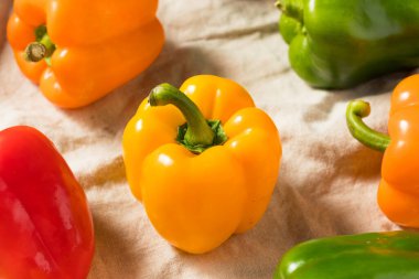 Çiğ Organik Çan Biberleri Bir demet