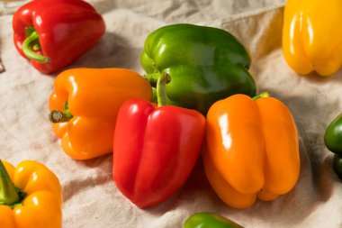 Çiğ Organik Çan Biberleri Bir demet