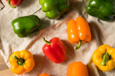 Çiğ Organik Çan Biberleri Bir demet