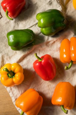 Çiğ Organik Çan Biberleri Bir demet