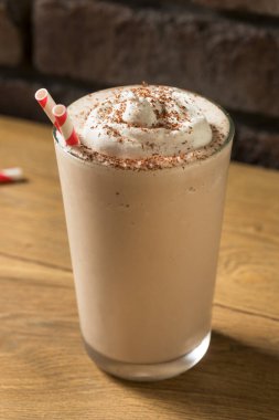 Ev yapımı çikolatalı dondurma, kremalı milkshake.