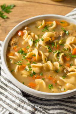 Bezelye ve havuçlu ev yapımı tavuk eriştesi çorbası.