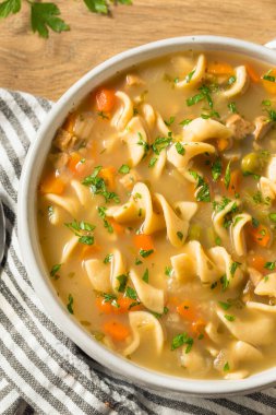 Bezelye ve havuçlu ev yapımı tavuk eriştesi çorbası.