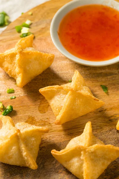 Hemlagad Fried Crab Rangoon Wontons Med Doppsås — Stockfoto