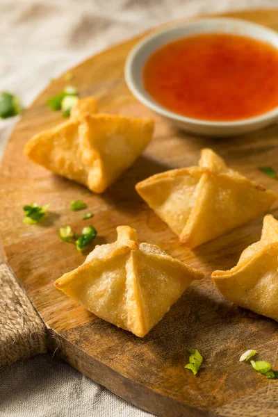 Σπιτικό Τηγανητό Καβούρι Rangoon Wontons Σάλτσα Εμβάπτισης — Φωτογραφία Αρχείου