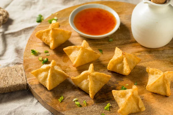 Ev yapımı kızarmış yengeç soslu Rangoon Wontons.