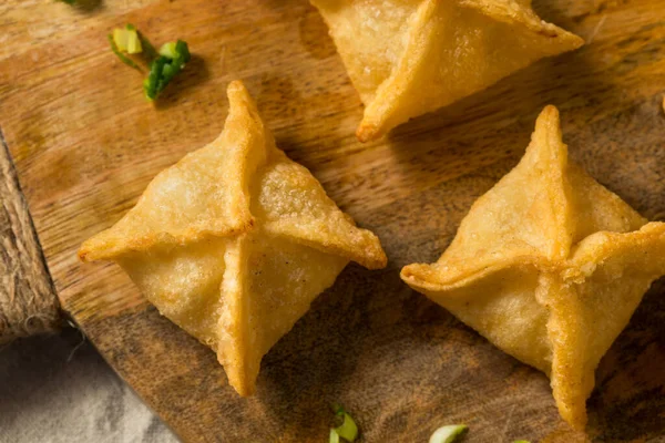 Hemlagad Fried Crab Rangoon Wontons Med Doppsås — Stockfoto