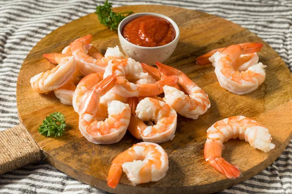 Zelfgemaakte Gekookte Garnalen Appetizer Met Cocktail Sauce — Stockfoto