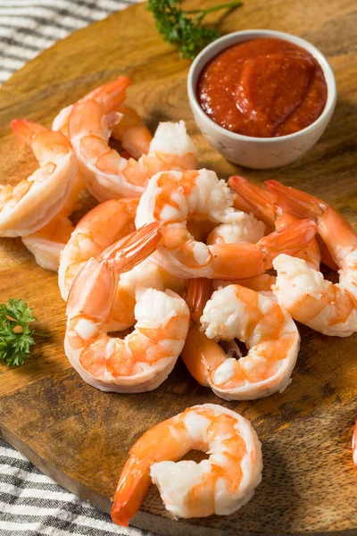 Zelfgemaakte Gekookte Garnalen Appetizer Met Cocktail Sauce — Stockfoto