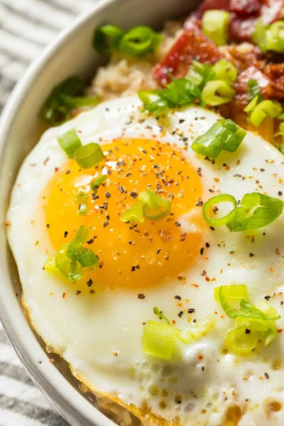 健康的な自家製の風味のオートミールの朝食ボウル卵とベーコン — ストック写真